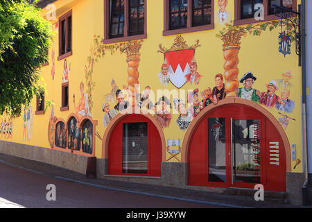 Deutschland, Unterfranken, Gemeinde Veitshoechheim, Hausfassade der Veranstaltungsgesellschaft, Fastnacht in Franken, Wandgemaelde der Stelle der Fasna Foto Stock