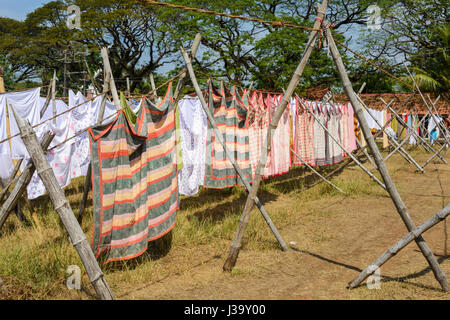 Biancheria stesa ad asciugare presso la storica Dhobi Khana servizio lavanderia collettiva in Fort Kochi (Cochin), Kerala, India del Sud, Sud Asia Foto Stock
