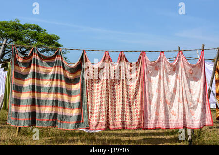 Biancheria stesa ad asciugare presso la storica Dhobi Khana servizio lavanderia collettiva in Fort Kochi (Cochin), Kerala, India del Sud, Sud Asia Foto Stock