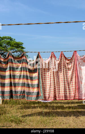 Biancheria stesa ad asciugare presso la storica Dhobi Khana servizio lavanderia collettiva in Fort Kochi (Cochin), Kerala, India del Sud, Sud Asia Foto Stock