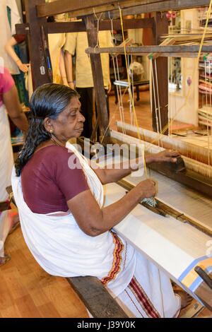 Donna indiana la tessitura utilizzando un tradizionale telaio a mano a Kochi (Cochin), Kerala, India del Sud, Sud Asia Foto Stock