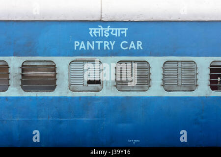 Vista esterna di un treno indiano dispensa auto (carrozza ristorante) in Kerala, India del Sud, Sud Asia Foto Stock