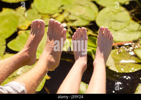 Nonno e nipote piedi oltre il fiume Foto Stock