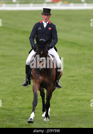 Gran Bretagna Oliver Townend su Samuel Thomas II durante il dressage al giorno due del 2017 Badminton Horse Trials. Foto Stock