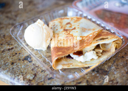 Closeup colpo di s'more crêpe con baccelli di vaniglia gelato, isolato in marmo lo sfondo della tabella Foto Stock