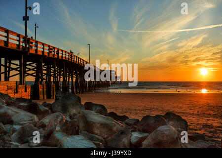 Tramonto a Newport Beach pier, California Foto Stock