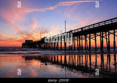 Tramonto a Newport Beach pier, California Foto Stock