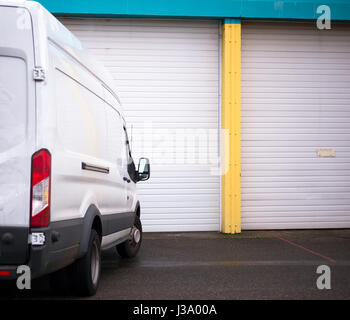 Moderno furgone compatto per la consegna di beni commerciali e locali di trasporto cargo, nonché per le esigenze delle piccole imprese private Foto Stock