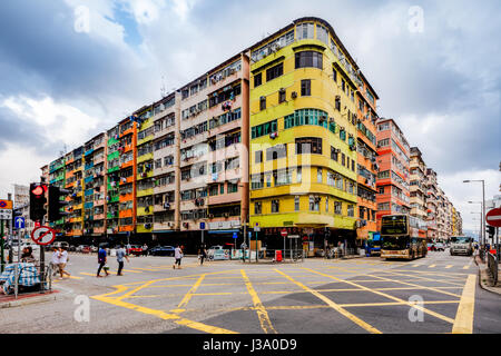 Vista insoliti dalla terra al cielo attraverso il vecchio stile a Kwa Wan edifici residenziali in Kowloon, vecchio Kai Taki Airport si trova anche nelle vicinanze. Foto Stock