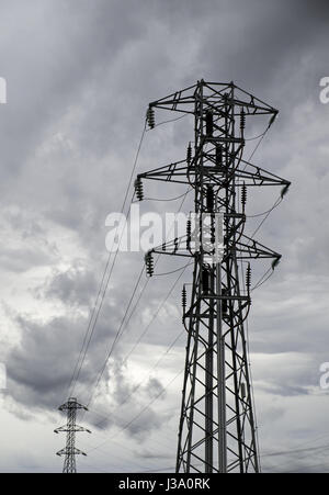 Torri di elettricità, dettaglio del trasporto di energia, potenza e di pericolo Foto Stock