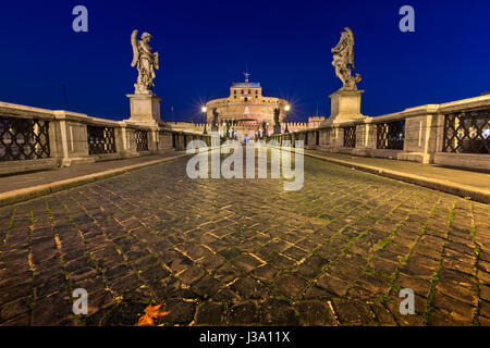 Sant'Angelo Rocca e Angelo ponte sopra il fiume Tevere a Roma all'Alba, Italia Foto Stock