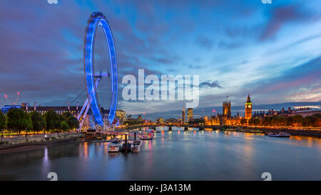 LONDON, Regno Unito - 6 ottobre 2014: il London Eye e il Palazzo di Westminster a Londra. La più grande ruota panoramica Ferris in Europa, struttura del London Eye Foto Stock