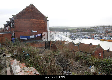 Linea di lavaggio in back yard a Whitby, North Yorkshire Foto Stock