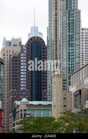 Vista panoramica di edifici intorno alla torre d'acqua Michigan Avenue Chicago STATI UNITI D'AMERICA Foto Stock