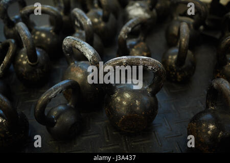 Kettlebells sul pavimento in metallo in palestra Foto Stock