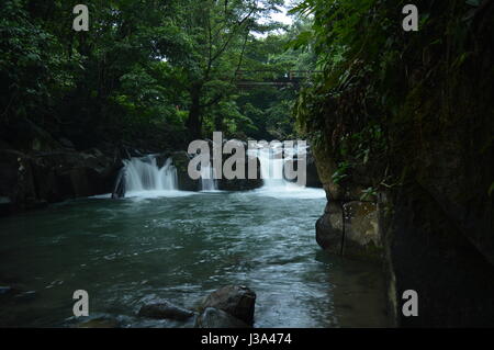 Una piccola cascata vicino La Fortuna, Costa Rica. Foto Stock