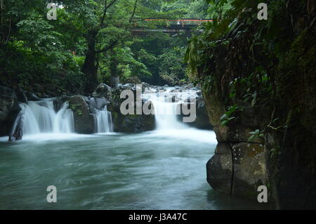 Una piccola cascata vicino La Fortuna, Costa Rica. Foto Stock