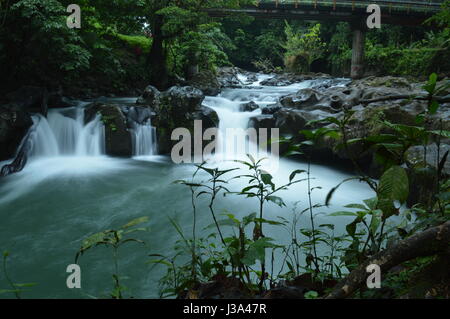 Una piccola cascata vicino La Fortuna, Costa Rica. Foto Stock