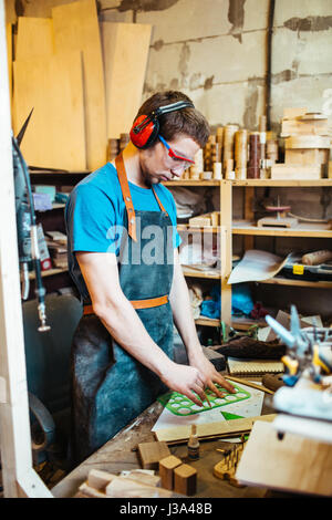 Carpenter la preparazione di dettaglio in legno Foto Stock
