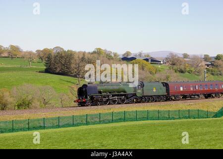 Locomotiva a vapore LMS Principessa incoronazione 46233 Classe Duchessa di Sutherland. Ponte Petterilgrange, Southwaite, Cumbria, Linea principale della Costa Occidentale, Inghilterra. Foto Stock