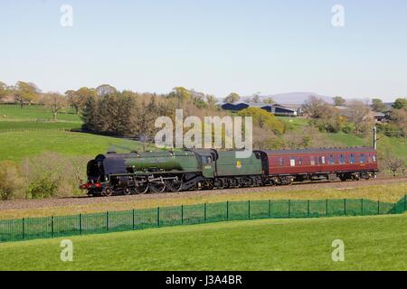 Locomotiva a vapore LMS Principessa incoronazione 46233 Classe Duchessa di Sutherland. Ponte Petterilgrange, Southwaite, Cumbria, Linea principale della Costa Occidentale, Inghilterra. Foto Stock