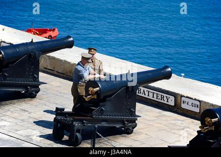 Il personale militare preparando il cannone di mezzogiorno nella batteria a salve visto dall'Upper Barrakka Gardens, La Valletta, Malta, l'Europa. Foto Stock