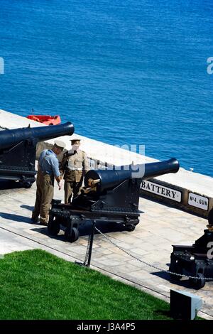 Il personale militare preparando il cannone di mezzogiorno nella batteria a salve visto dall'Upper Barrakka Gardens, La Valletta, Malta, l'Europa. Foto Stock