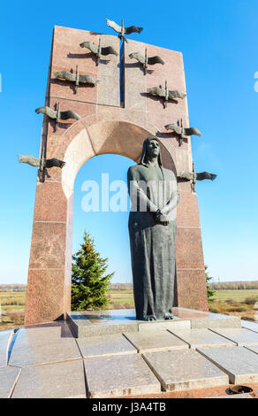 Samara, Russia - 30 Aprile 2017: Monumento alla famiglia di Volodichkiny al complesso memoriale in Alekseevka. Il monumento è stato inaugurato nel maggio 1995, heig Foto Stock