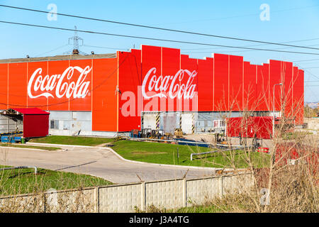 Samara, Russia - 30 Aprile 2017: la fabbrica della Coca Cola Corporation a Samara, Russia. Coca Cola è una multinazionale americana food, snack e frazione Bevera Foto Stock