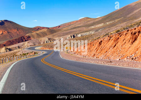 Strada ondulata in montagne andine. Jujuy, Argentina. Foto Stock