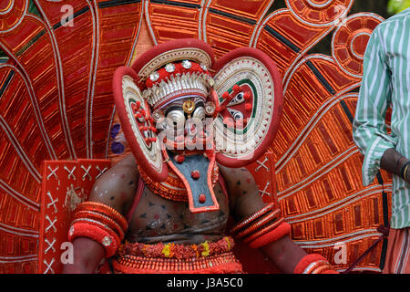 L antica tradizione della Theyyam (Teyyam, Theyyattam) - Un rituale colorati festival di danza popolare nel Nord Malabar, Kerala, India del Sud, Sud Asia. Foto Stock