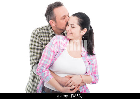 Giovane coppia amorevole abbraccio e mostrando affetto su bianco di sfondo per studio Foto Stock
