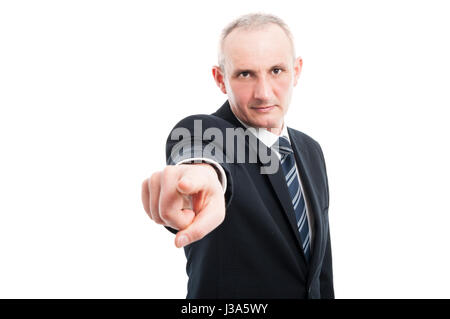 Ritratto di mezza età uomo elegante fotocamera di puntamento indossare tuta e tirante isolato su sfondo bianco con copia spazio di testo Foto Stock