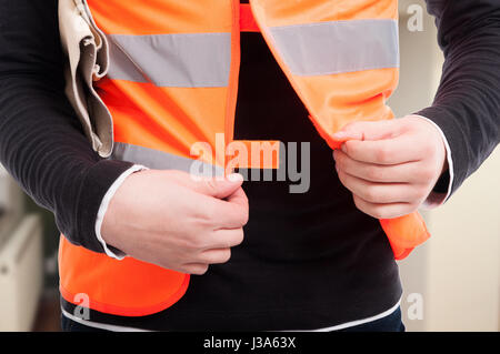 Vista ingrandita di ingegnere con giubbotto ottenere pronto per lavoro Foto Stock