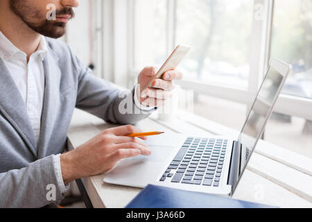 Le mani del proprietario dello smartphone di contenimento Foto Stock