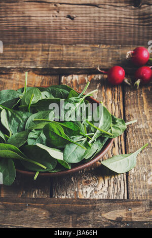 Fresh baby spinaci foglie in stile rustico vaso in ceramica Foto Stock