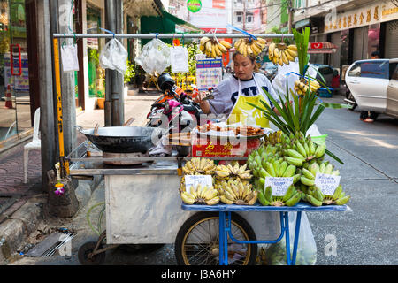 BANGKOK, Tailandia - 24 aprile: Donna vendita di frutta sulla strada di Bangkok Chinatown il 24 aprile 2016 a Bangkok, in Thailandia. Foto Stock