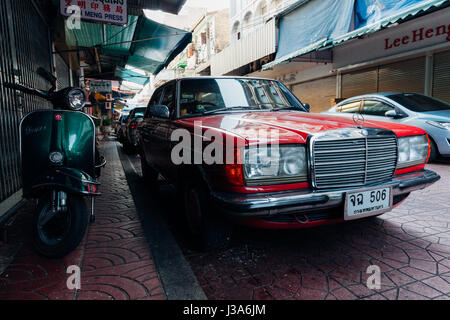 Bangkok, Tailandia - 24 Aprile: Mercedes-Benz 280E parcheggiato sulla strada di Bangkok il 22 marzo 2016 a Bangkok, in Thailandia. Foto Stock