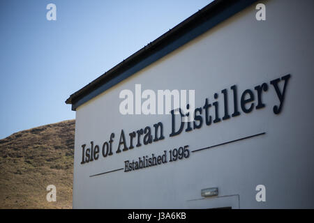 L'isola di Arran distilleria di whisky, in Lochranza, sull isola di Arran, Scozia, il 3 maggio 2017. Foto Stock