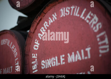 L'isola di Arran distilleria di whisky, in Lochranza, sull isola di Arran, Scozia, il 3 maggio 2017. Foto Stock