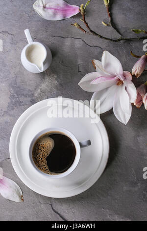 Tazza di caffè nero con magnolia Foto Stock