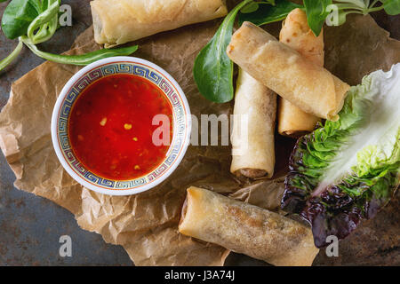 Fritti involtini primavera con salsa Foto Stock