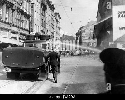 I tumulti durante le dimostrazioni contro gli orari di apertura dei negozi a Monaco di Baviera, 1953 Foto Stock