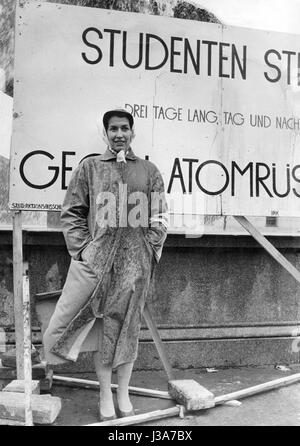 Ildegarda Hamm-Bruecher su un anti-nucleare rally di fronte all'università di Monaco di Baviera, 1958 Foto Stock