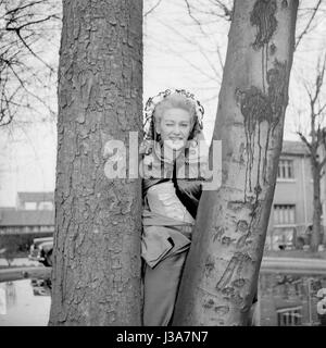 Martine Carol sul set del film 'Madame du Barry", diretto da suo marito Christian-Jaque. 1954 Foto Stock