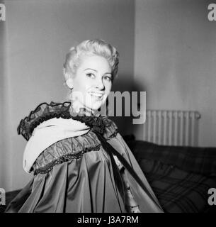 Martine Carol sul set del film 'Madame du Barry", diretto da suo marito Christian-Jaque. 1954 Foto Stock