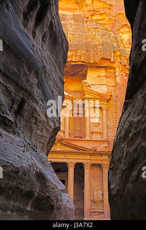 Il Tesoro visto dal siq di Petra. Foto Stock