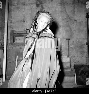 Martine Carol sul set del film 'Madame du Barry", diretto da suo marito Christian-Jaque. 1954 Foto Stock