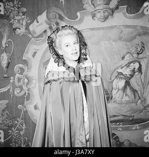 Martine Carol sul set del film 'Madame du Barry", diretto da suo marito Christian-Jaque. 1954 Foto Stock