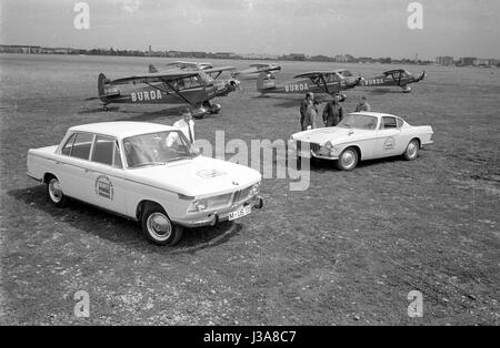 Una BMW 1800 e una Volvo P1800 S nella parte anteriore di Burda Squadron, 1963 Foto Stock